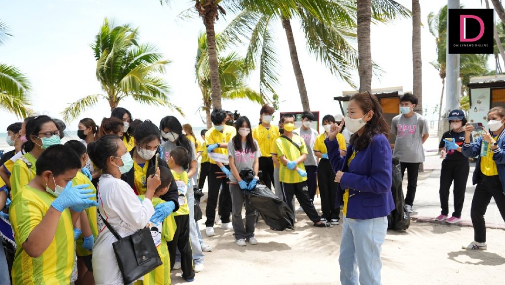 “ทูต SRIPATUM USR” อาสาพาน้องเก็บขยะ รักษาชายหาดบางแสน