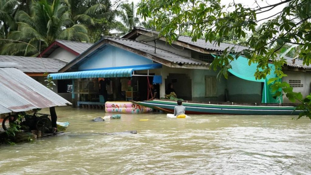 คลื่นลมทะเลสาบสงขลา พัดหนุนรุนแรง ชาวบ้านอาศัยริมฝั่งอ่วม ท่วมสูงเมตรครึ่ง | Khaosod | LINE TODAY